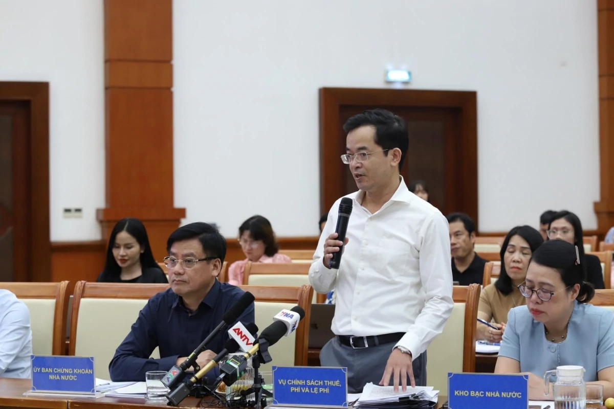 Ông Trương Bá Tuấn, Phó Vụ trưởng Vụ Chính sách thuế, phí và lệ phí làm rõ đề xuất tính thuế với đất bỏ hoang. Ảnh: Minh Đức.