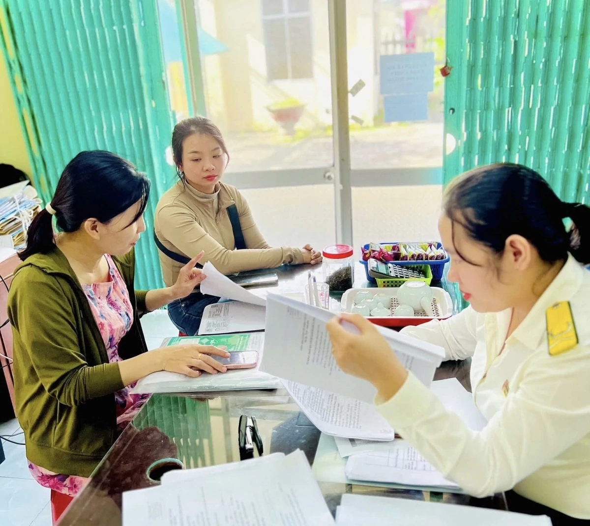 Công chức thuế tỉnh Quảng Ngãi hỗ trợ người nộp thuế thực hiện nghĩa vụ thuế. Ảnh: Thuế tỉnh Quảng Ngãi.