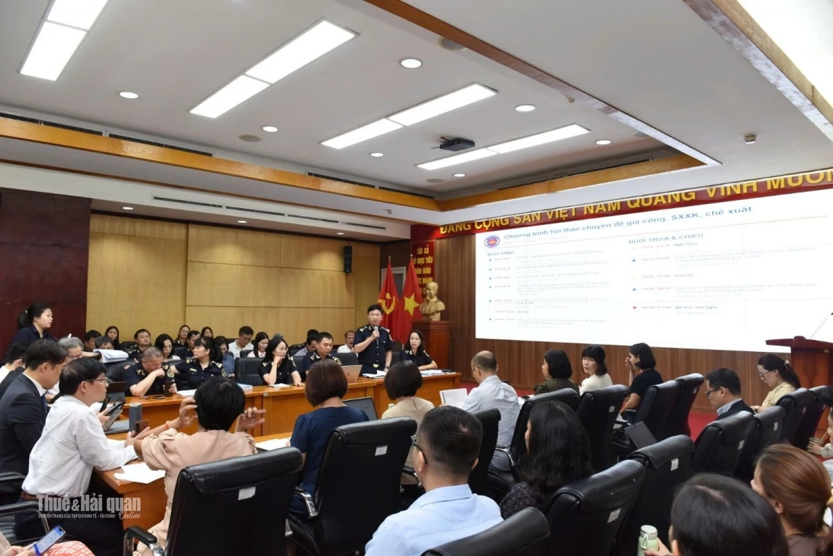 Đại diện Cục Hải quan tiếp thu các ý kiến đóng góp hoàn thiện quy định hải quan sát thực tiễn gia công, sản xuất xuất khẩu. Ảnh: Cục Hải quan