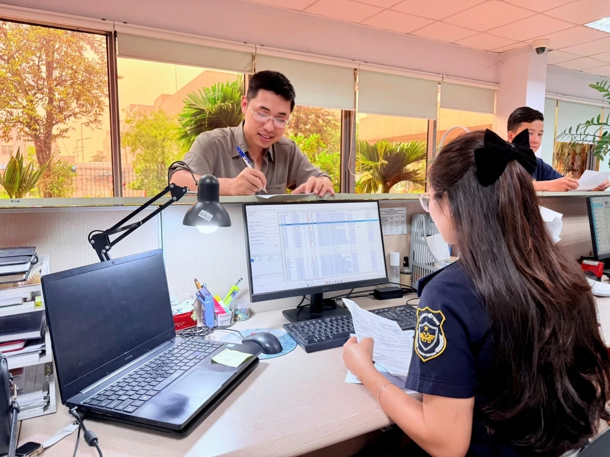 Công chức Hải quan Thái Nguyên giải quyết thủ tục cho doanh nghiệp.