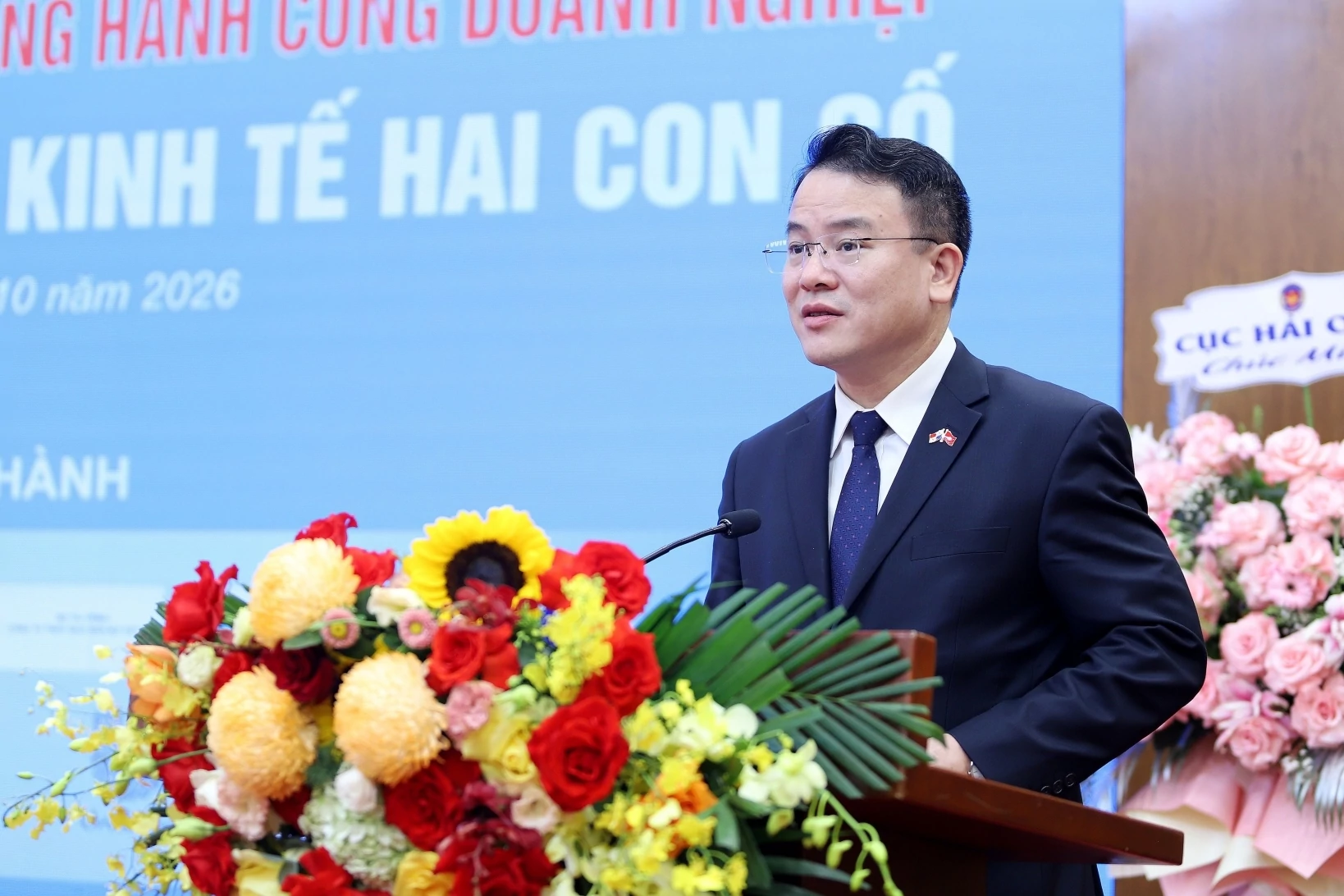 thu truong bo tai chinh nganh thue va hai quan no luc cai cach dong hanh cung doanh nghiep