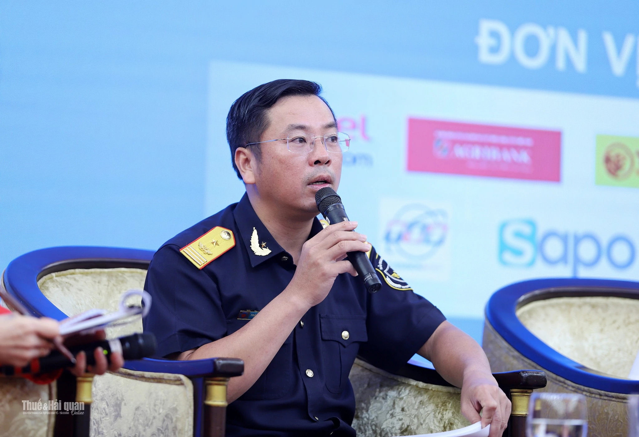 Phó Cục trưởng Cục Hải quan Trần Đức Hùng trả lời các vướng mắc doanh nghiệp nêu. Ảnh: Thanh Hằng