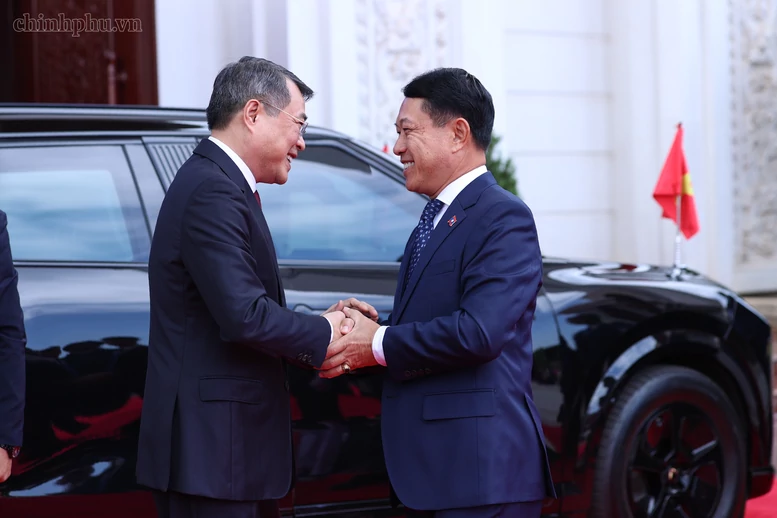 Thủ tướng Lào Saleumxay Kommasith chủ trì lễ đón chính thức Thủ tướng Lê Minh Hưng Thủ tướng Lào Saleumxay Kommasith chủ trì lễ đón chính thức Thủ tướng Lê Minh Hưng