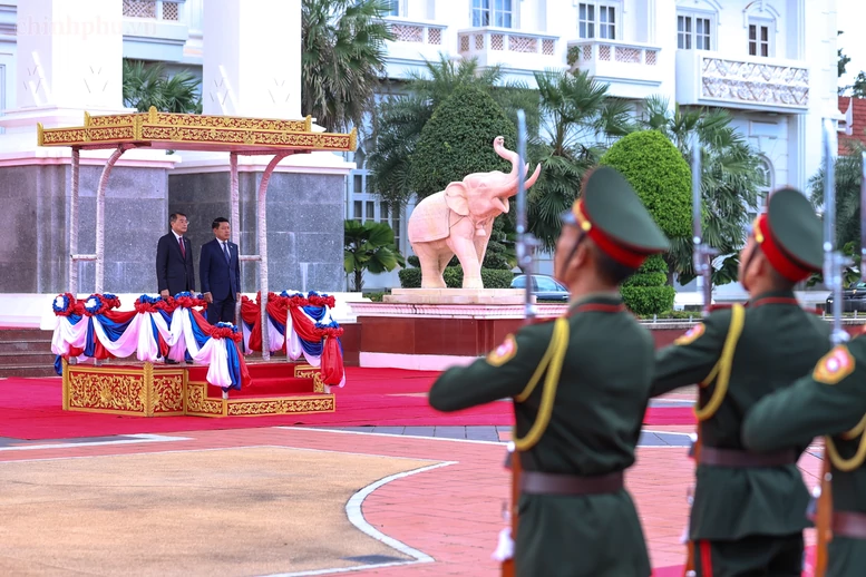 Thủ tướng Lào Saleumxay Kommasith chủ trì lễ đón chính thức Thủ tướng Lê Minh Hưng Thủ tướng Lào Saleumxay Kommasith chủ trì lễ đón chính thức Thủ tướng Lê Minh Hưng
