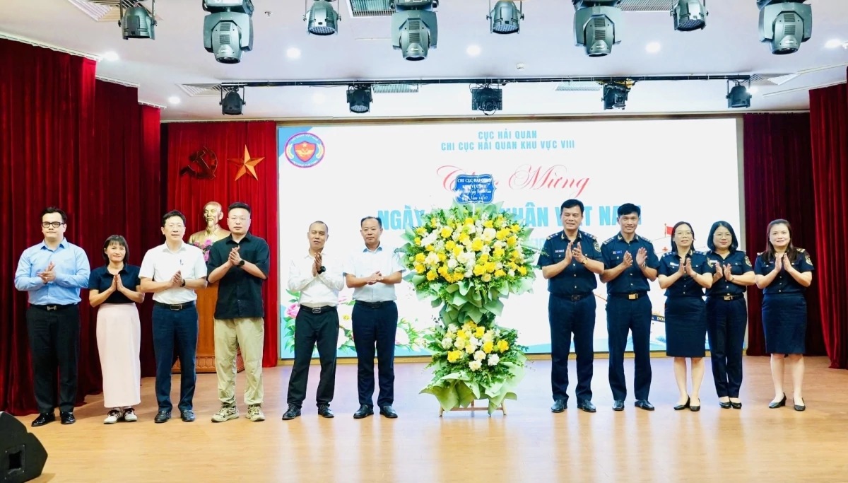 Lãnh đạo Chi cục Hải quan khu vực VIII tặng hoa chúc mừng đại diện các doanh nghiệp nhân Ngày Doanh nhân Việt Nam. Ảnh: HQKV VIII