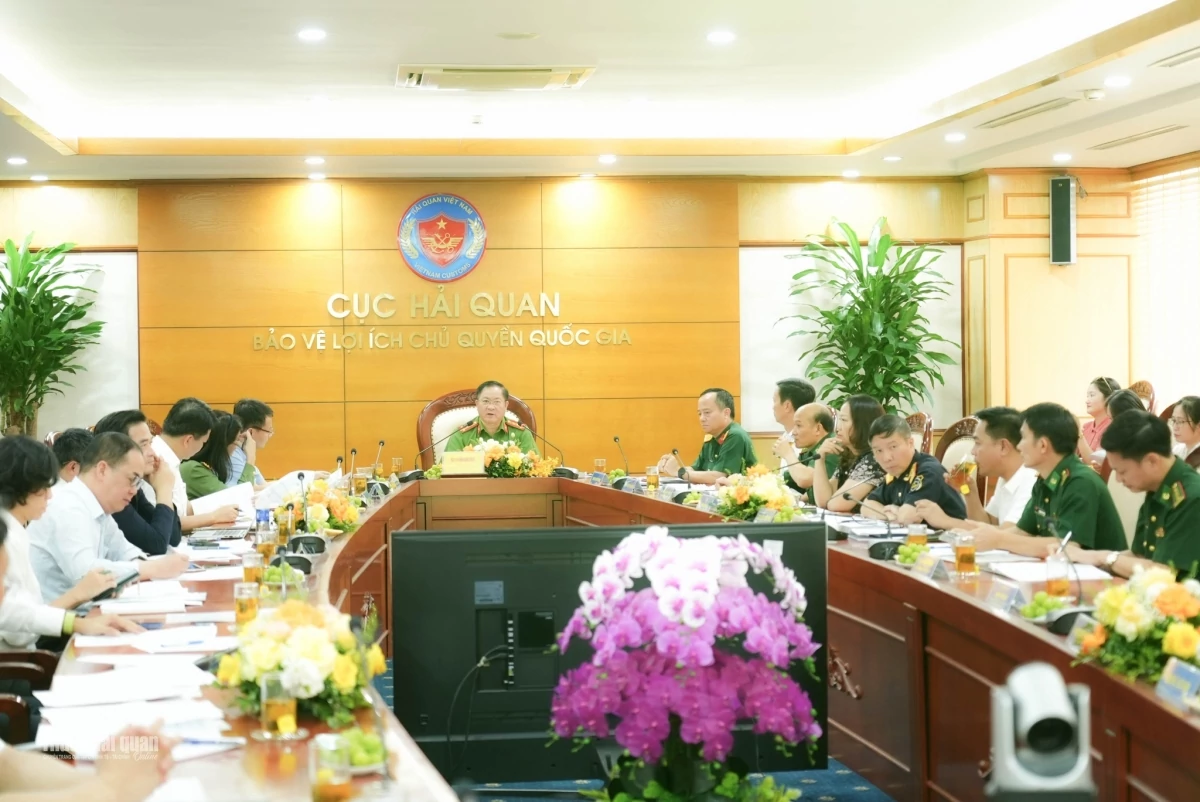 Đại tá Trần Đức Đông, Chánh Văn phòng Thường trực Ban Chỉ đạo Quốc gia chống buôn lậu, gian lận thương mại và hàng giả đánh giá tại Hội nghị giao ban với các cơ quan, đơn vị thực thi công tác chống buôn lậu, gian lận thương mại, hàng giả và xâm phạm quyền sở hữu trí tuệ. Ảnh: H.Nụ