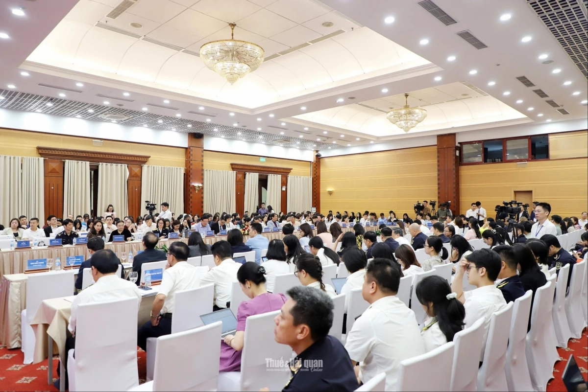Đối thoại cởi mở, trao đổi thực chất
