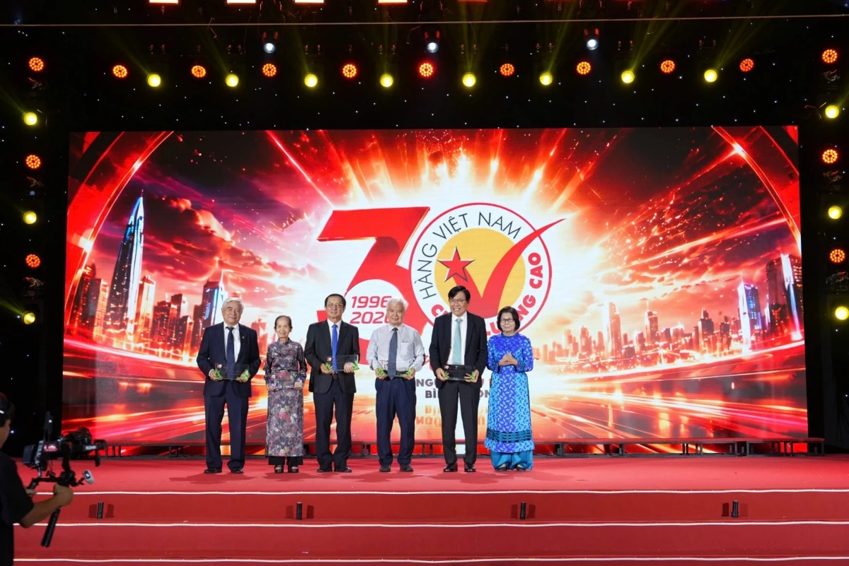 Hàng Việt Nam chất lượng cao 46 doanh nghiệp xuất sắc nhận Bằng khen tại Lễ hội Hàng Việt Nam chất lượng cao