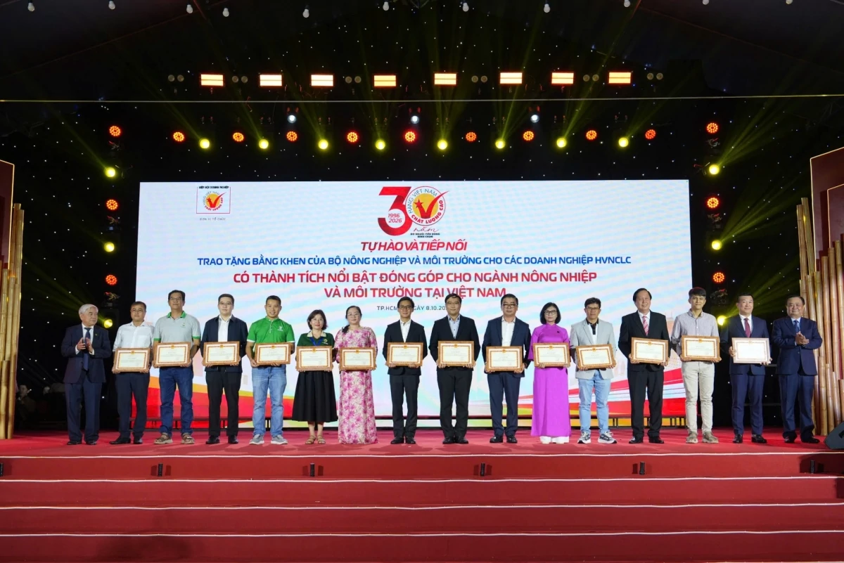 Hàng Việt Nam chất lượng cao 46 doanh nghiệp xuất sắc nhận Bằng khen tại Lễ hội Hàng Việt Nam chất lượng cao