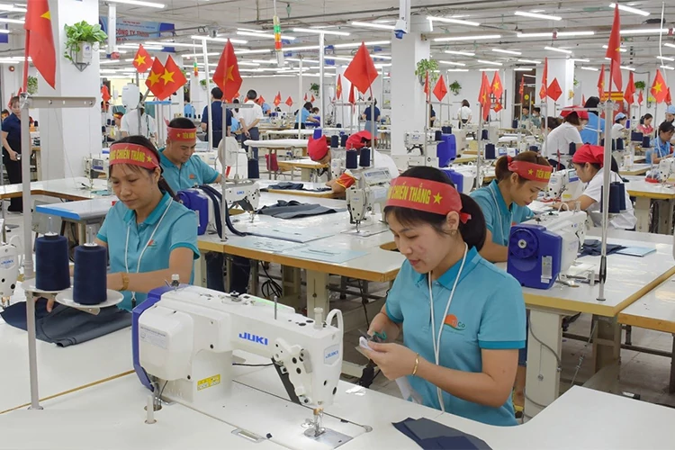 Đạo đức, văn hóa kinh doanh tại Việt Nam được thể hiện rõ qua việc thực hiện chính sách bảo hiểm xã hội, bảo hiểm y tế.