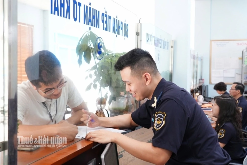 Công chức hải quan hướng dẫn giải đáp trực tiếp các vướng mắc cho doanh nghiệp. Ảnh: H.Nụ