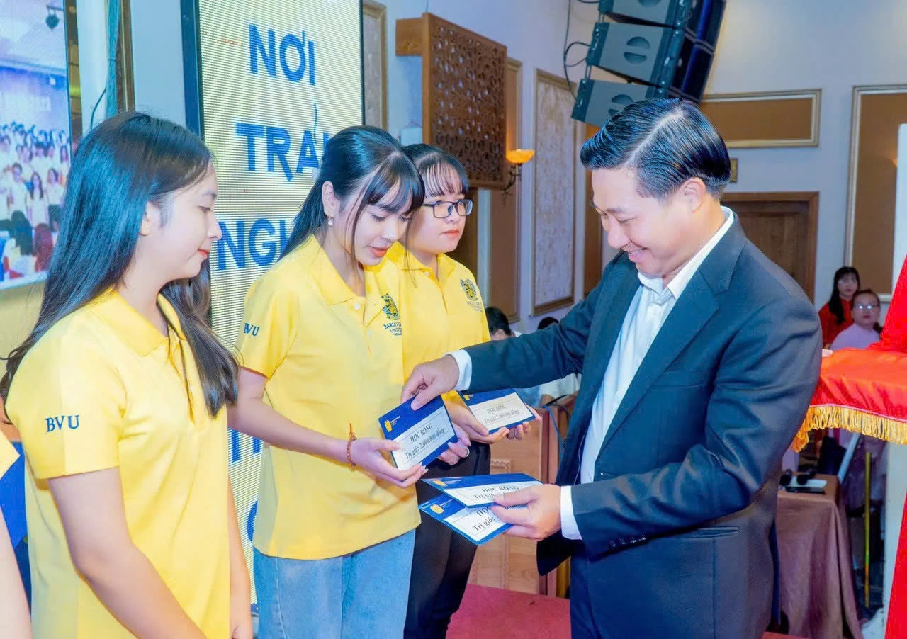 Ông Lê Đình Thắng trao học bổng hỗ trợ sinh viên có hoàn cảnh khó khăn tại Trường Đại học Bà Rịa – Vũng Tàu, góp phần tiếp sức và động viên sinh viên trên hành trình học tập.