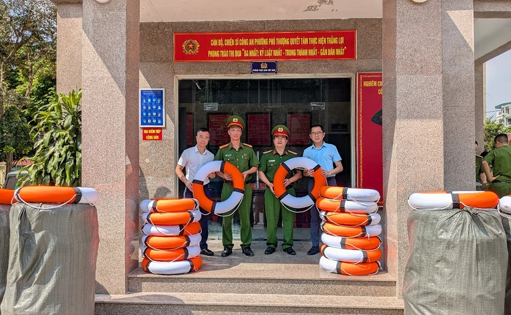Ciputra Hanoi trao tặng 100 phao cứu sinh, hỗ trợ công tác cứu nạn cứu hộ tại Phú Thượng Ciputra Hanoi trao tặng 100 phao cứu sinh, hỗ trợ công tác cứu nạn cứu hộ tại Phú Thượng