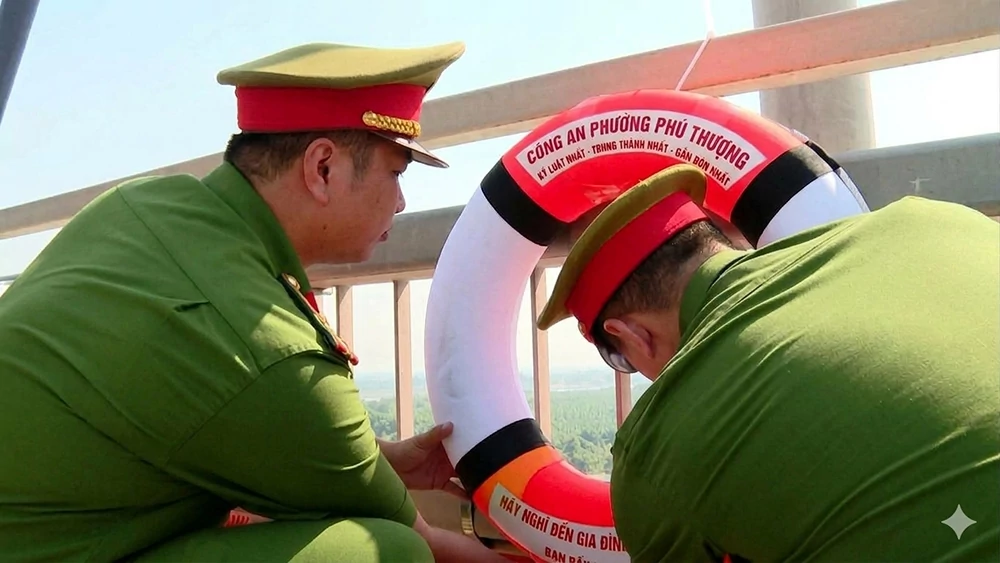 Ciputra Hanoi trao tặng 100 phao cứu sinh, hỗ trợ công tác cứu nạn cứu hộ tại Phú Thượng Ciputra Hanoi trao tặng 100 phao cứu sinh, hỗ trợ công tác cứu nạn cứu hộ tại Phú Thượng
