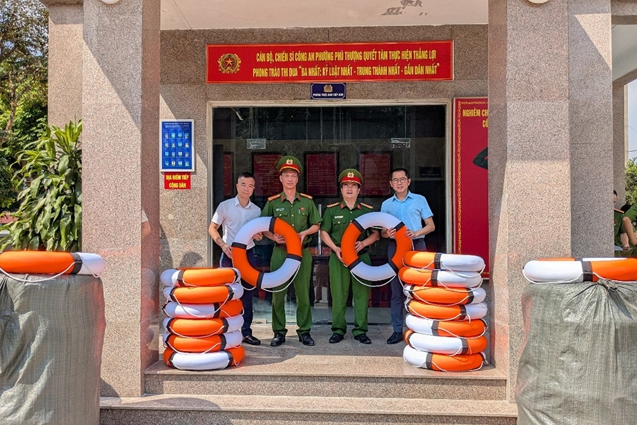 Ciputra Hanoi trao tặng 100 phao cứu sinh, hỗ trợ công tác cứu nạn cứu hộ tại Phú Thượng