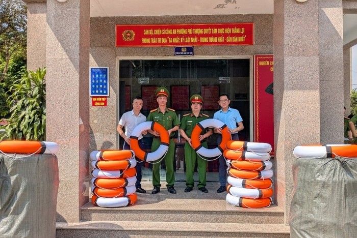 Ciputra Hanoi trao tặng 100 phao cứu sinh, hỗ trợ công tác cứu nạn cứu hộ tại Phú Thượng