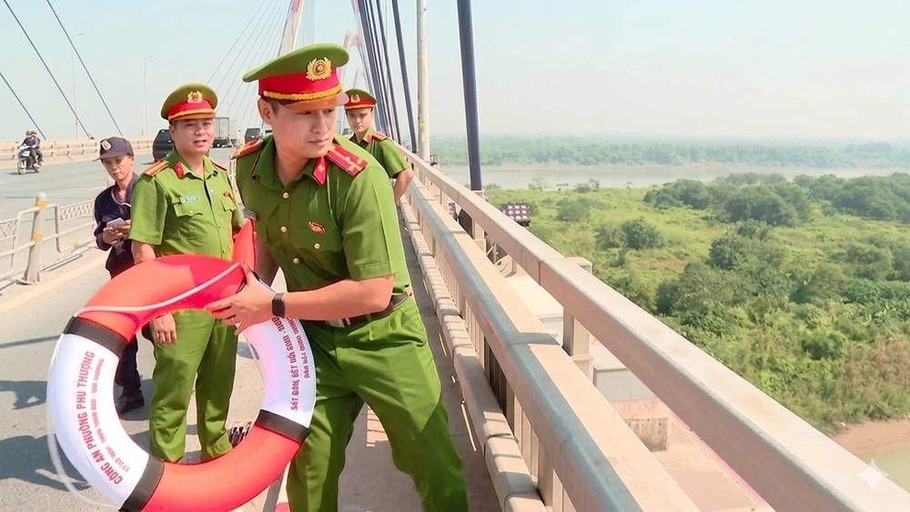 Ciputra Hanoi trao tặng 100 phao cứu sinh, hỗ trợ công tác cứu nạn cứu hộ tại Phú Thượng Ciputra Hanoi trao tặng 100 phao cứu sinh, hỗ trợ công tác cứu nạn cứu hộ tại Phú Thượng