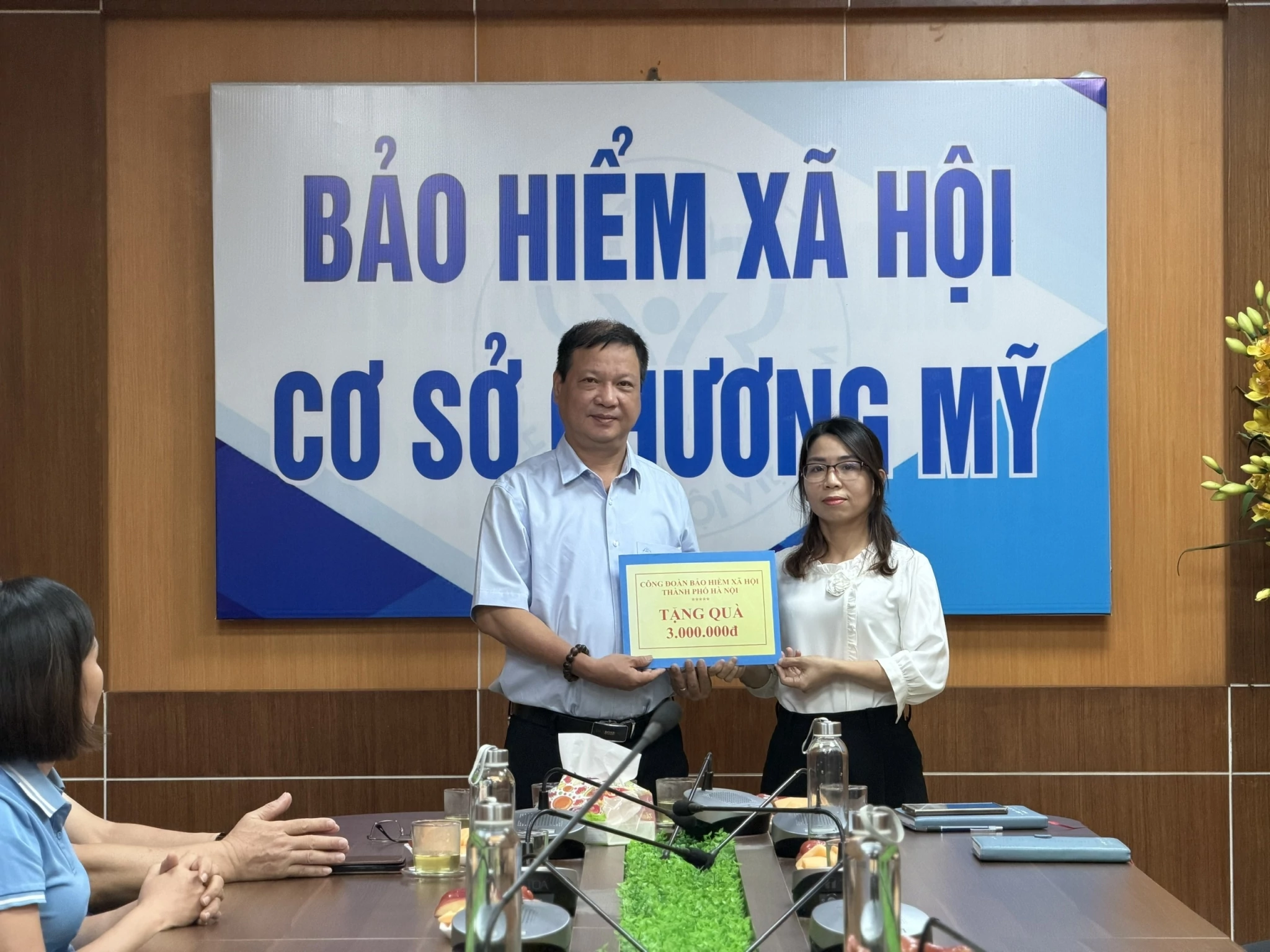 Bảo hiểm xã hội TP. Hà Nội trao quà, sẻ chia với người lao động có hoàn cảnh khó khăn