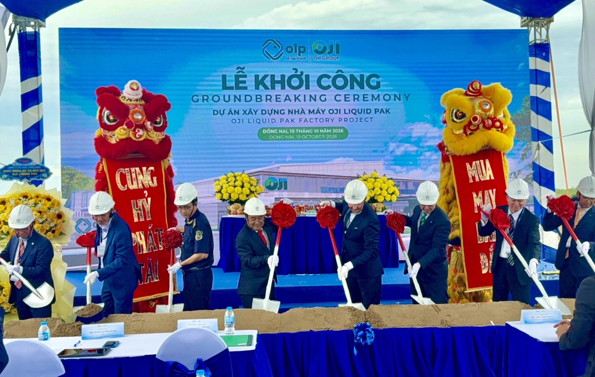 Các đại biểu thực hiện nghi thức khởi công dự án. Ảnh: Thu Dịu Đầu tư sản xuất bao bì và bài toán phát triển chuỗi cung ứng
