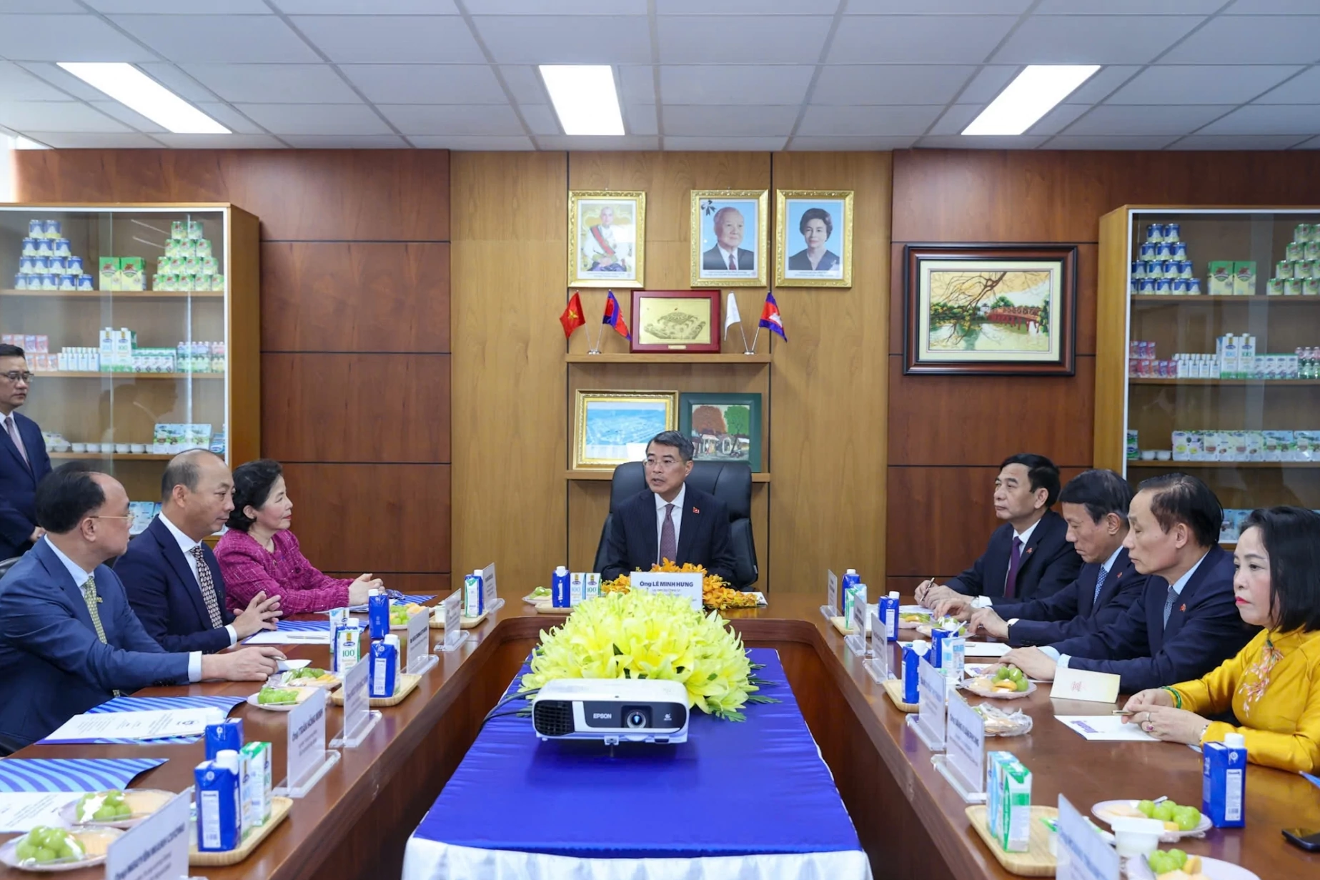 thu tuong chinh phu le minh hung tham nha may angkormilk cua vinamilk tai campuchia