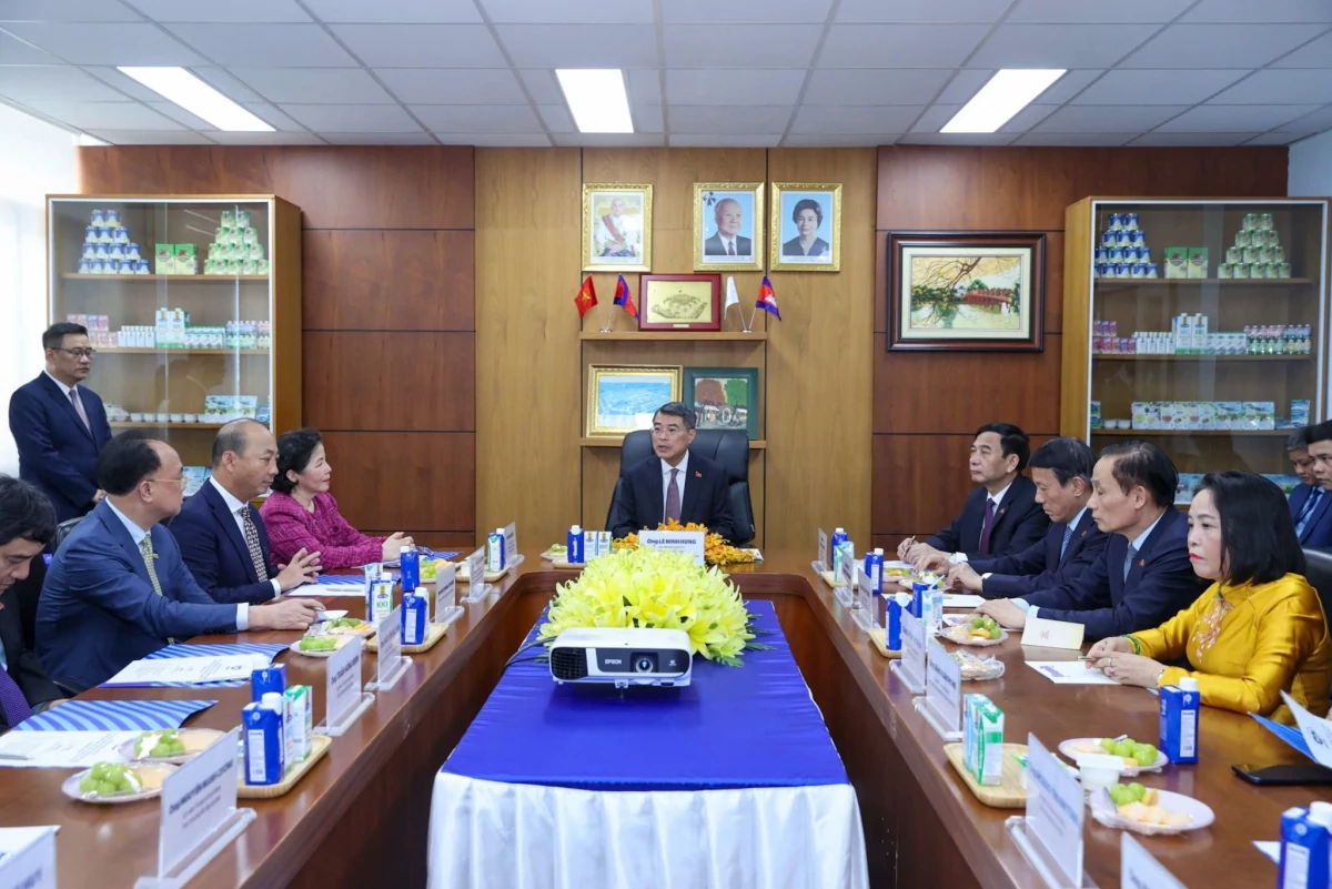 Thủ tướng thăm nhà máy của Vinamilk Thủ tướng Chính phủ Lê Minh Hưng thăm Nhà máy Angkormilk của Vinamilk tại Campuchia