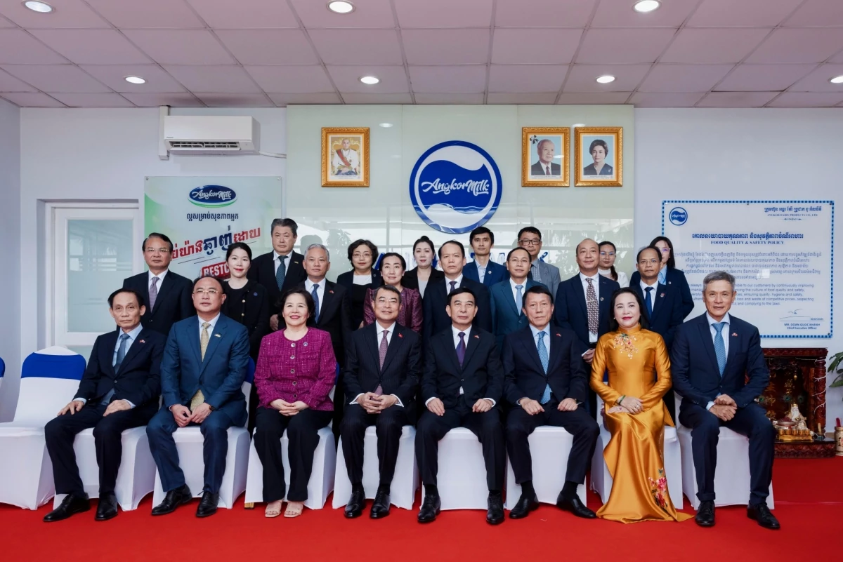 Thủ tướng thăm nhà máy của Vinamilk Thủ tướng Chính phủ Lê Minh Hưng thăm Nhà máy Angkormilk của Vinamilk tại Campuchia