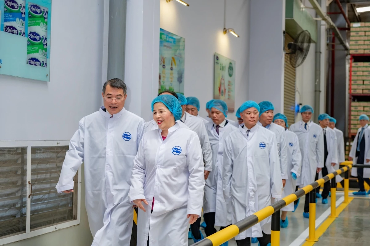 Thủ tướng thăm nhà máy của Vinamilk Thủ tướng Chính phủ Lê Minh Hưng thăm Nhà máy Angkormilk của Vinamilk tại Campuchia