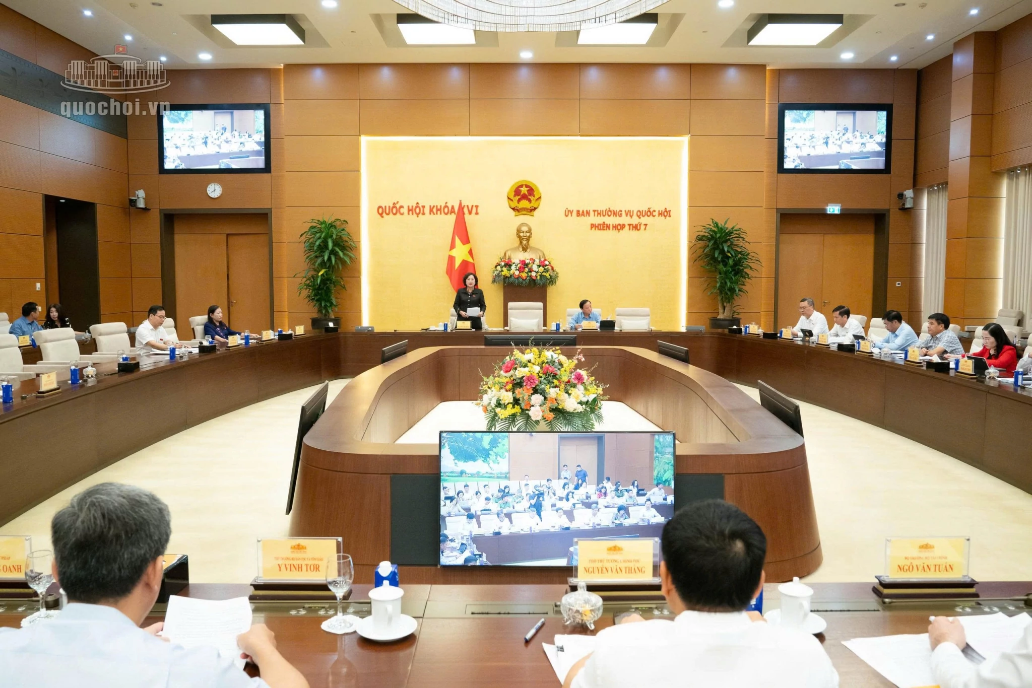 Kiên định giữ vững ổn định kinh tế vĩ mô, hướng tới tăng trưởng 2 con số Kiên định giữ vững ổn định kinh tế vĩ mô, hướng tới tăng trưởng 2 con số