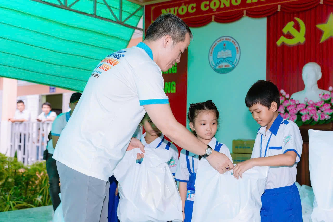Ông Nguyễn Bá Thành trao tặng những phần quà Trung thu ý nghĩa cho các em học sinh có hoàn cảnh khó khăn tại Trường Tiểu học Đất Mũi, tỉnh Cà Mau, mang lại một mùa Trung thu ấm áp và trọn vẹn yêu thương.