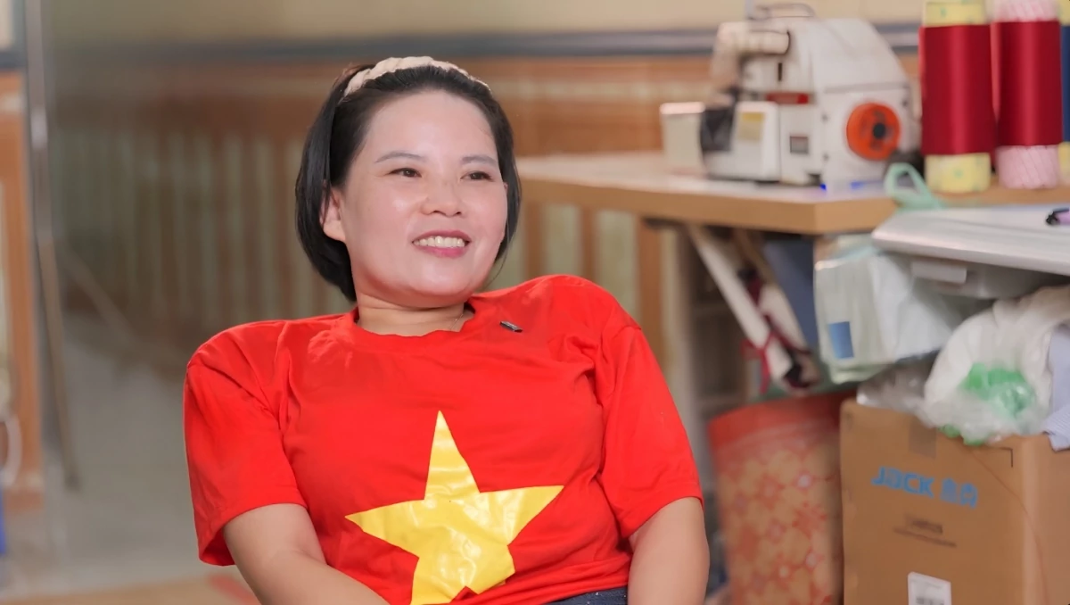Từng trải qua mặc cảm vì khuyết tật, chị Đỗ Thị Huế dần tìm thấy sự tự tin và dành 15 năm đồng hành, tiếp thêm động lực cho những người cùng cảnh. Nguồn: THNĐ.