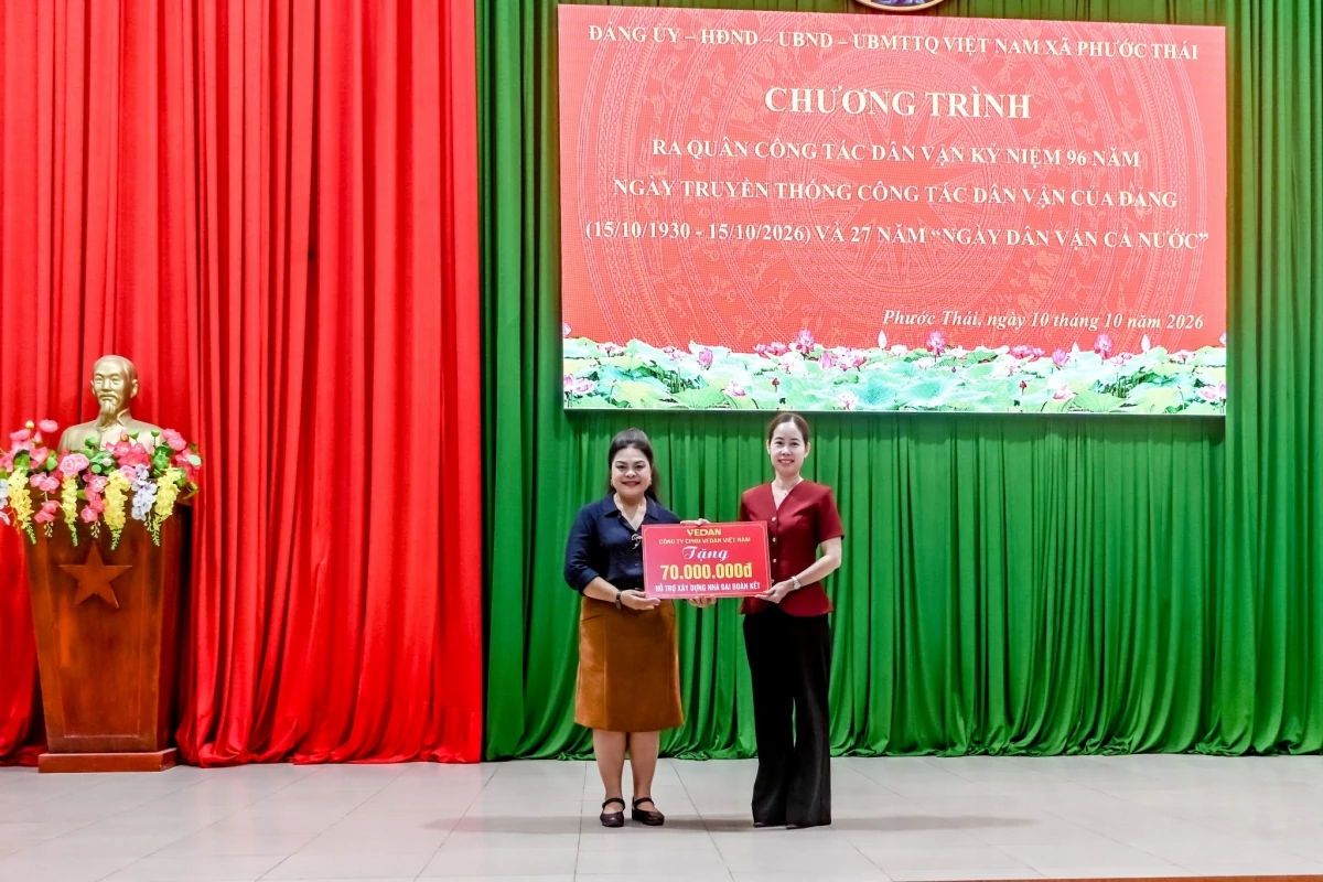 Bà Nguyễn Thu Thủy – Phó Giám đốc Đối ngoại Vedan Việt Nam trao tặng 70 triệu đồng hỗ trợ xây dựng nhà Đại đoàn kết cho bà Trần Thị Kim Ngân – Chủ tịch Ủy ban MTTQ Việt Nam xã Phước Thái Bà Nguyễn Thu Thủy – Phó Giám đốc Đối ngoại Vedan Việt Nam trao tặng 70 triệu đồng hỗ trợ xây dựng nhà Đại đoàn kết cho bà Trần Thị Kim Ngân – Chủ tịch Ủy ban MTTQ Việt Nam xã Phước Thái
