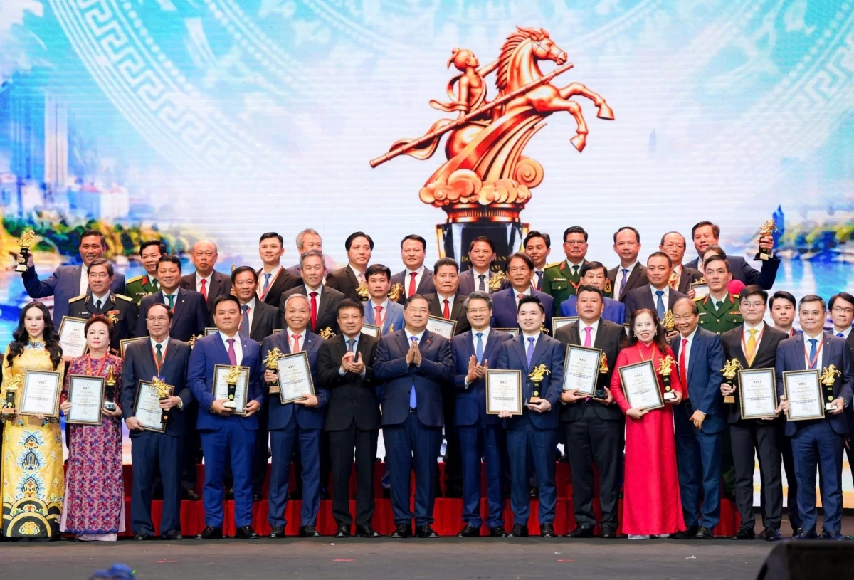 Chủ tịch HĐQT, Tổng giám đốc Geleximco được vinh danh Doanh nhân Việt Nam tiêu biểu - Cúp Thánh Gióng 2026 Chủ tịch HĐQT, Tổng giám đốc Geleximco được vinh danh Doanh nhân Việt Nam tiêu biểu - Cúp Thánh Gióng 2026