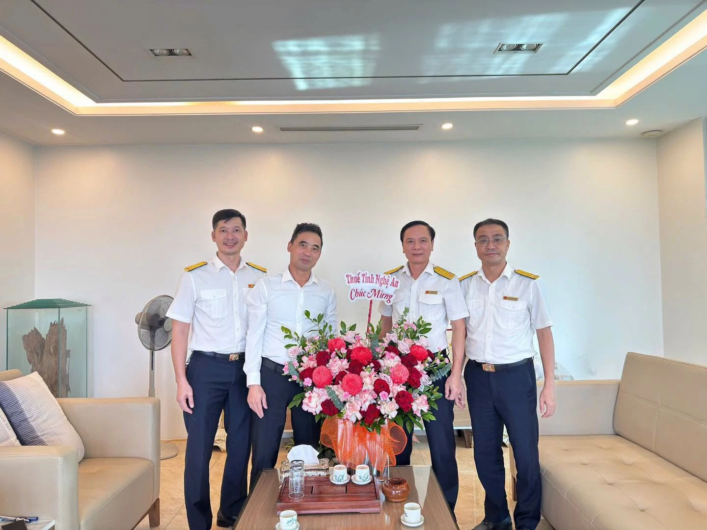 Đại diện Thuế tính Nghệ An chúc mừng doanh nghiệp nhân kỳ niệm ngày doanh nhân 13/10