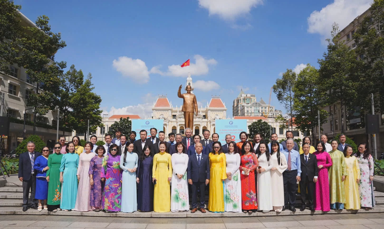 Doanh nhân, doanh nghiệp tiêu biểu TP. Hồ Chí Minh dâng hoa Chủ tịch Hồ Chí Minh. Ảnh: Khắc Nhường Doanh nhân, doanh nghiệp tiêu biểu TP. Hồ Chí Minh dâng hoa Chủ tịch Hồ Chí Minh. Ảnh: Khắc Nhường