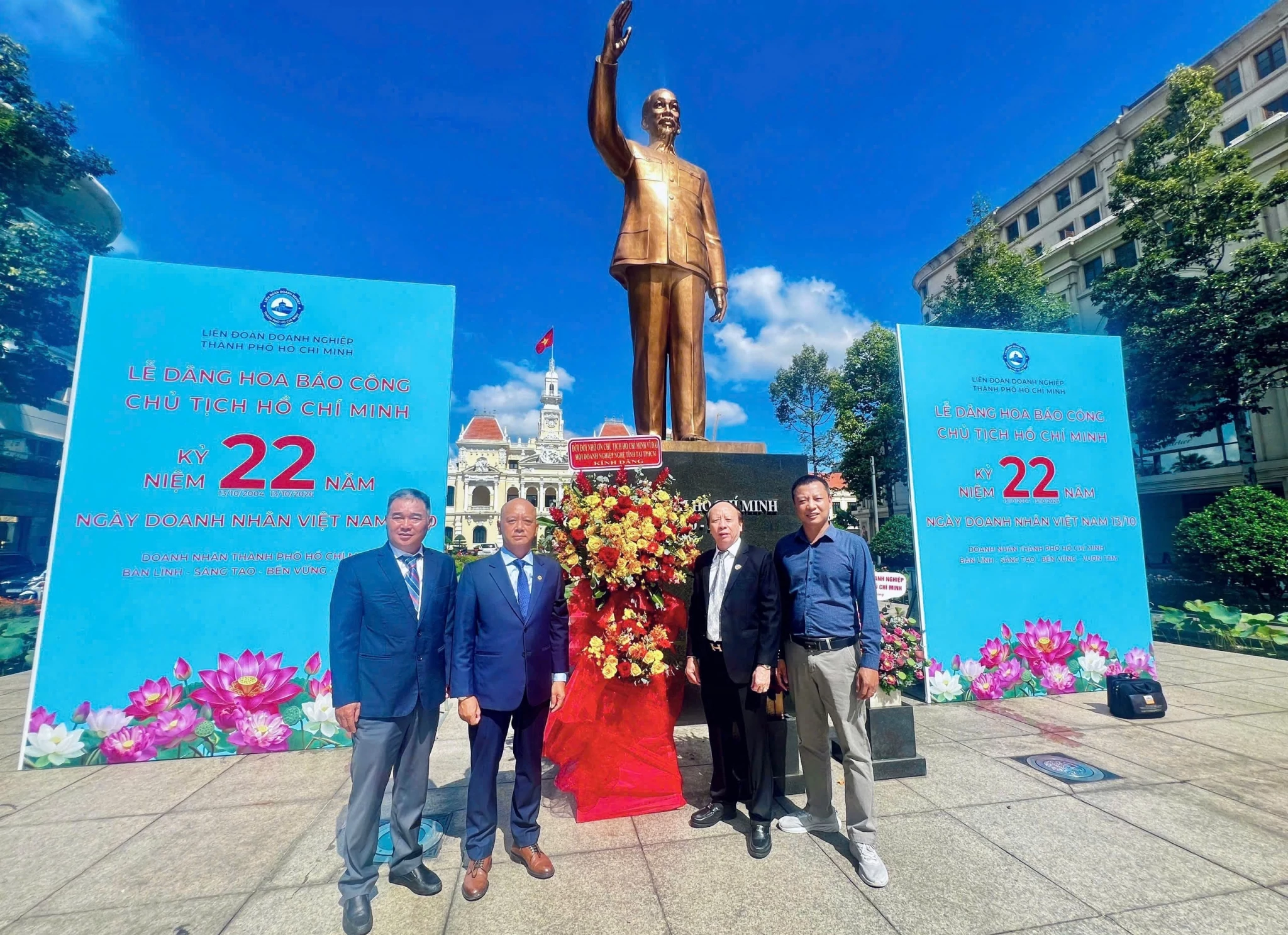 Hội doanh nghiệp Nghệ Tĩnh tại TP. Hồ Chí Minh dâng hoa Chủ tịch Hồ Chí Minh. Ảnh: Khắc Nhường Hội doanh nghiệp Nghệ Tĩnh tại TP. Hồ Chí Minh dâng hoa Chủ tịch Hồ Chí Minh. Ảnh: Khắc Nhường