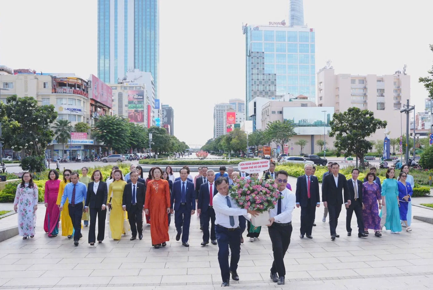 Đoàn doanh nhân, doanh nghiệp tiêu biểu TP. Hồ Chí Minh dâng hoa Chủ tịch Hồ Chí Minh. Ảnh: Khắc Nhường Đoàn doanh nhân, doanh nghiệp tiêu biểu TP. Hồ Chí Minh dâng hoa Chủ tịch Hồ Chí Minh. Ảnh: Khắc Nhường