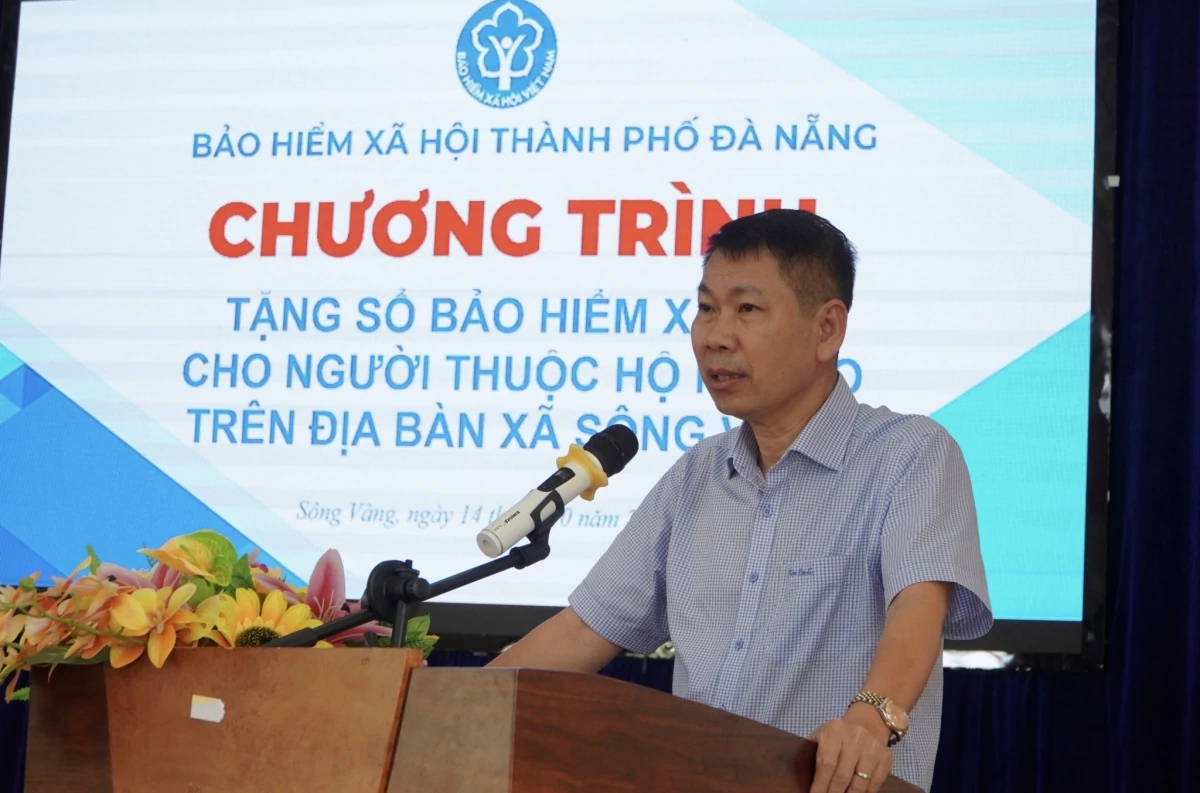 Bảo hiểm xã hội TP. Đà Nẵng trao cơ hội hưởng lương hưu cho người nghèo xã Sông Vàng