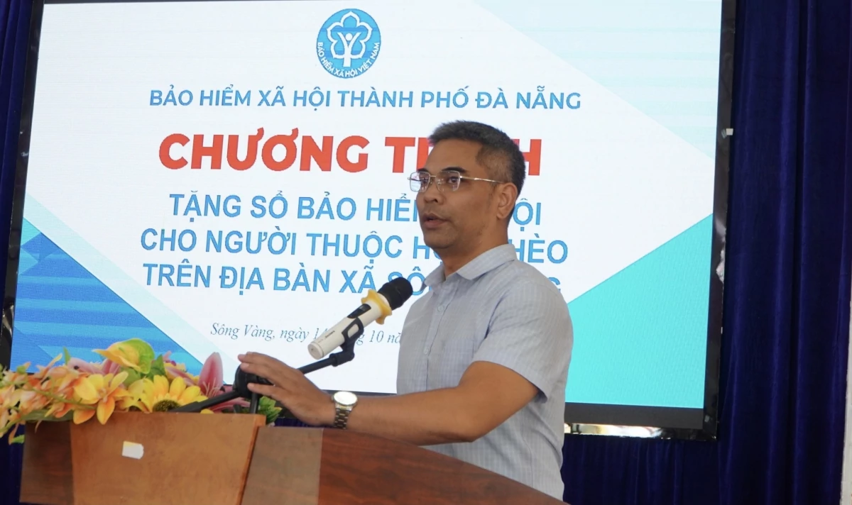 Bảo hiểm xã hội TP. Đà Nẵng trao cơ hội hưởng lương hưu cho người nghèo xã Sông Vàng