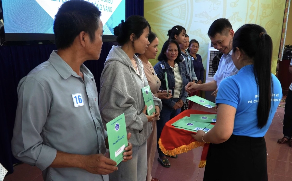 Bảo hiểm xã hội TP. Đà Nẵng trao cơ hội hưởng lương hưu cho người nghèo xã Sông Vàng