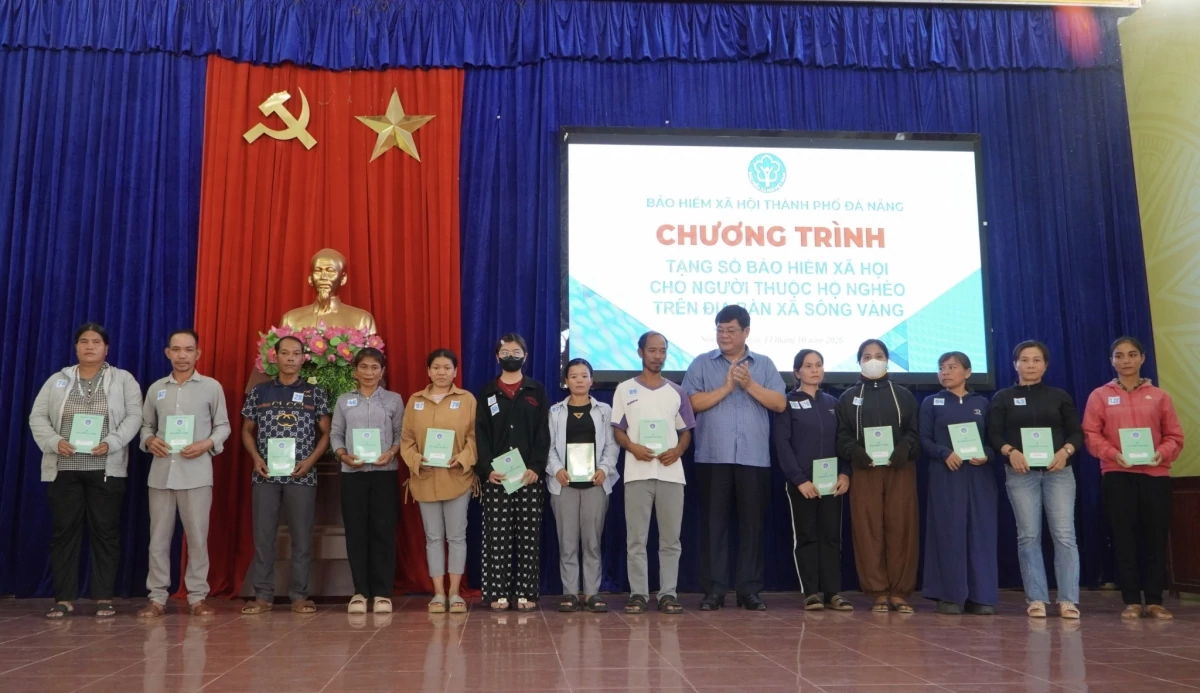 Bảo hiểm xã hội TP. Đà Nẵng trao cơ hội hưởng lương hưu cho người nghèo xã Sông Vàng