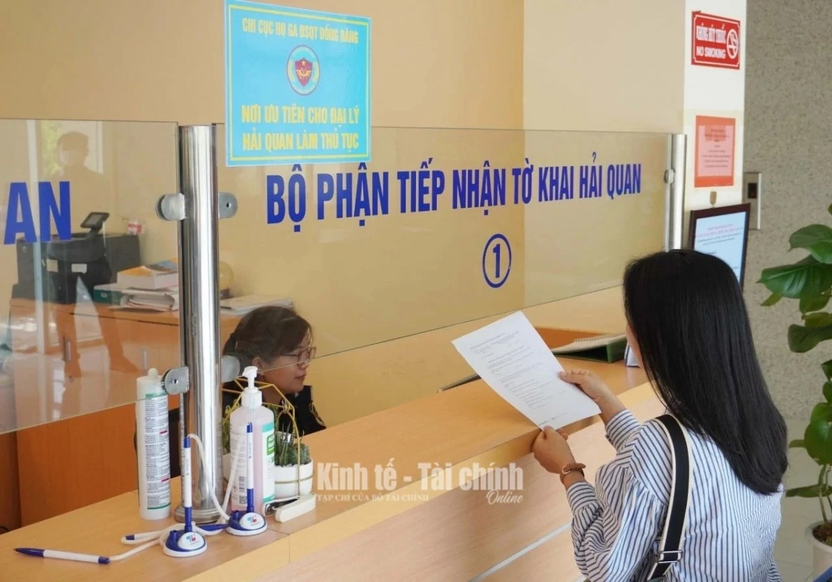 Doanh nghiệp chuyển phát nhanh xử lý thông tin lô hàng, chứng từ và nghĩa vụ thuế trước khi thông quan. Ảnh: H.Nụ