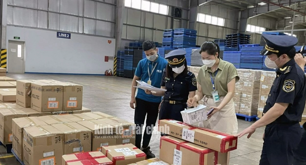 Doanh nghiệp chuyển phát nhanh xử lý thông tin lô hàng, chứng từ và nghĩa vụ thuế trước khi thông quan. Ảnh: Cục Hải quan