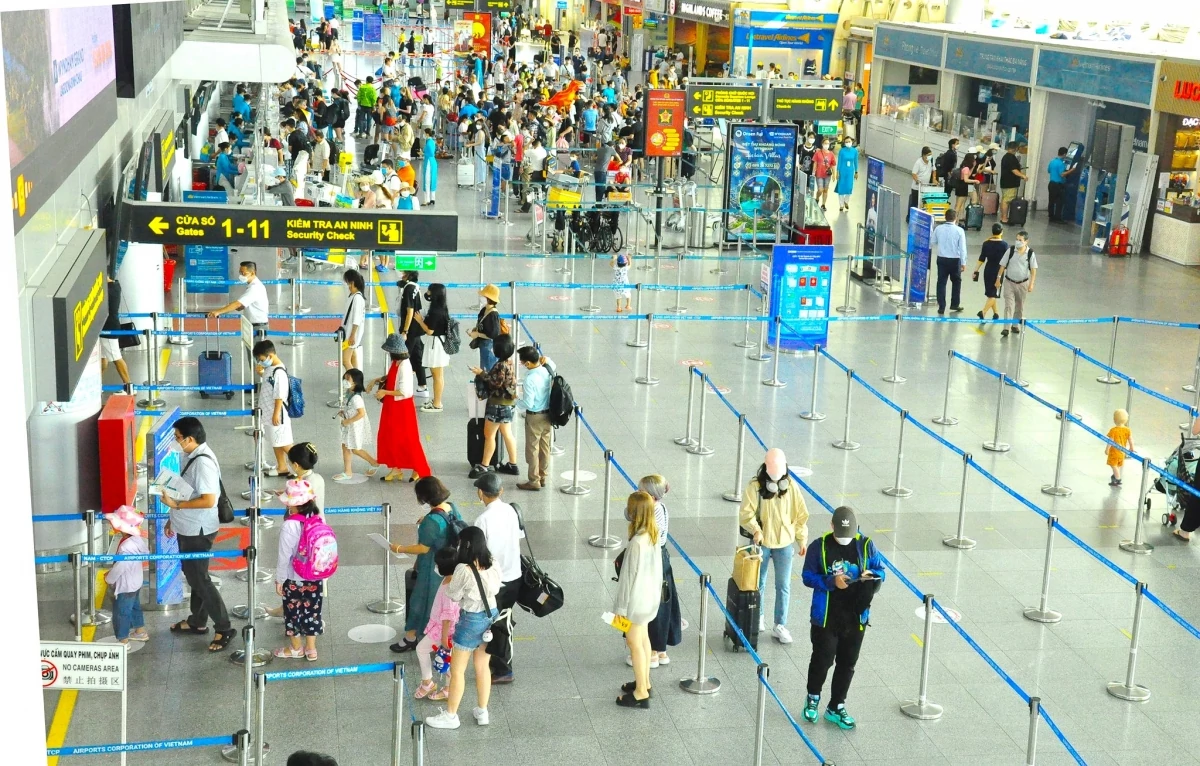 Hải quan cửa khẩu sân bay quốc tế Đà Nẵng: Siết chặt quản lý UAV, ngăn chặn thuốc lá thế hệ mới