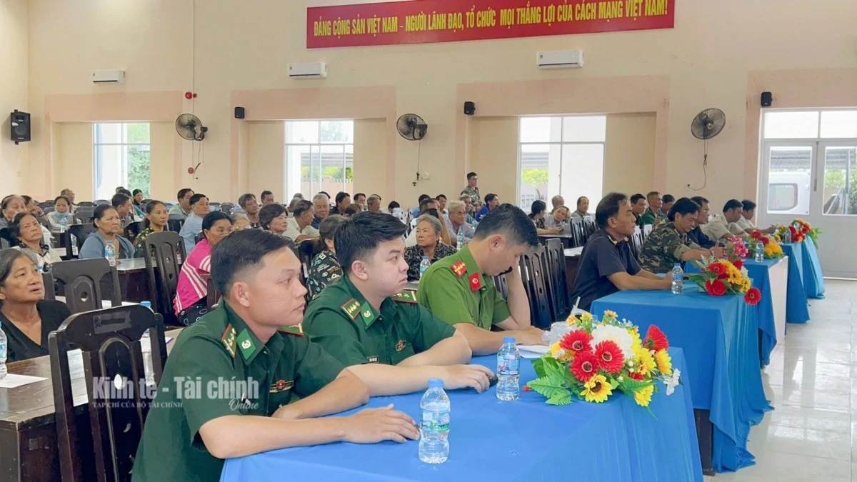 Lực lượng chức năng và người dân tham gia tuyên truyền phòng, chống ma túy. Ảnh: Cục Hải quan