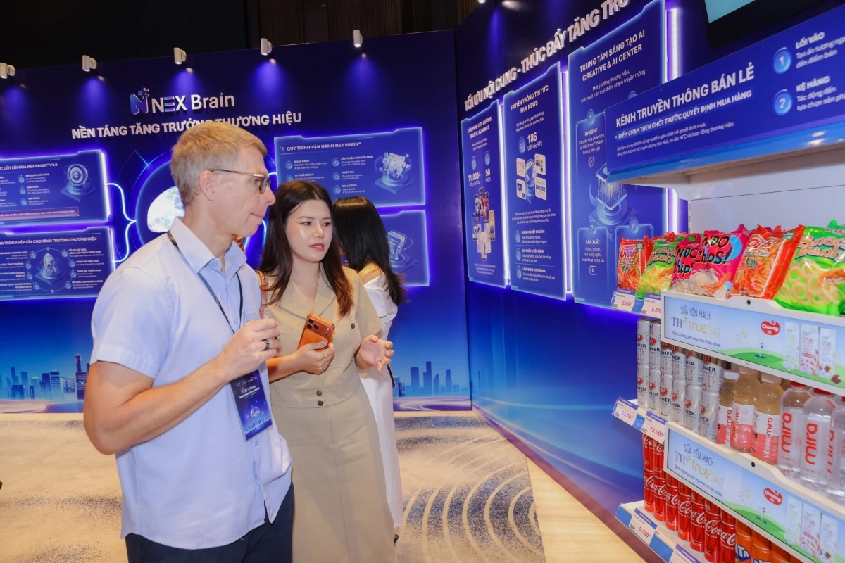 Doanh nghiệp tìm hiểu về ứng dụng AI trong xây dựng thương hiệu. Ảnh: BTC Doanh nghiệp ứng dụng AI tối ưu nguồn lực phát triển thương hiệu
