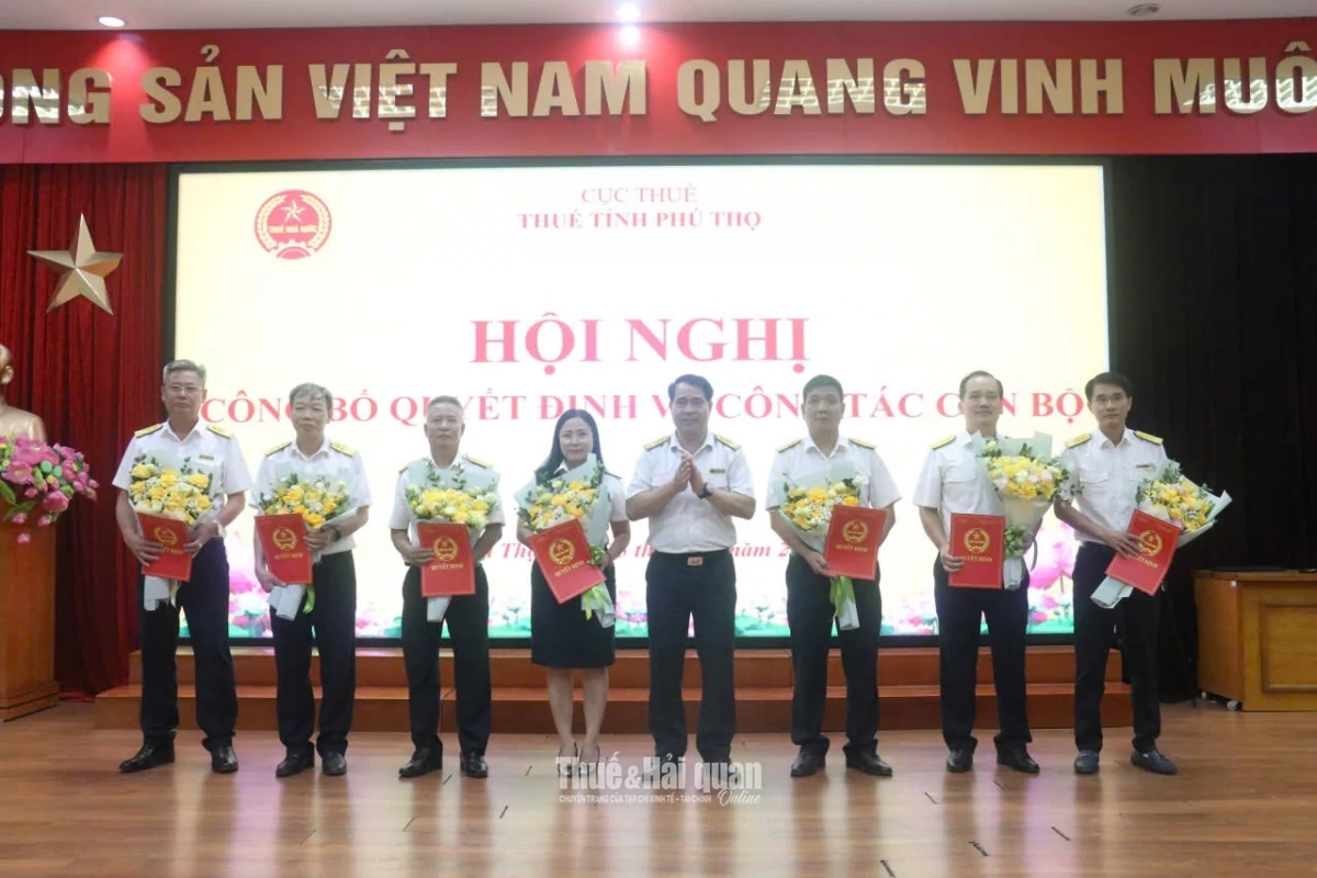 Trưởng thuế tỉnh Phú Thọ Nguyễn Huy Hồng (thứ 4 từ phải sang) trao các quyết định điều động, bổ nhiệm cho các công chức. Ảnh: Văn Học.