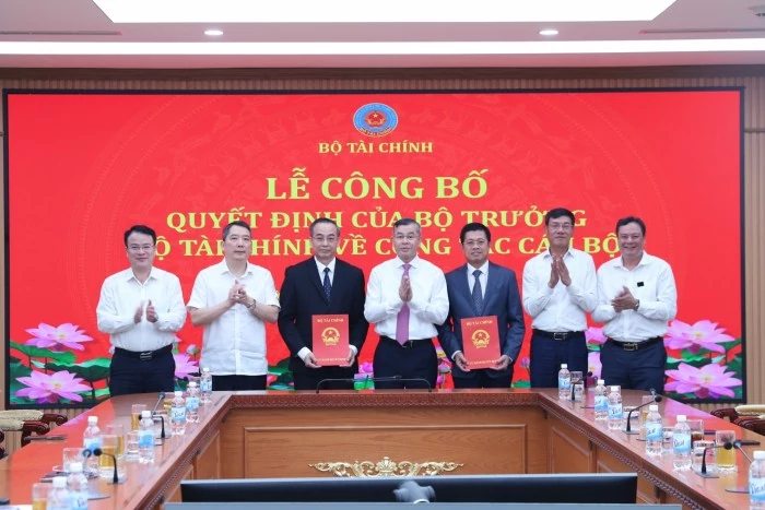 bo tai chinh cong bo cac quyet dinh bo nhiem lanh dao kho bac nha nuoc va vu to chuc can bo