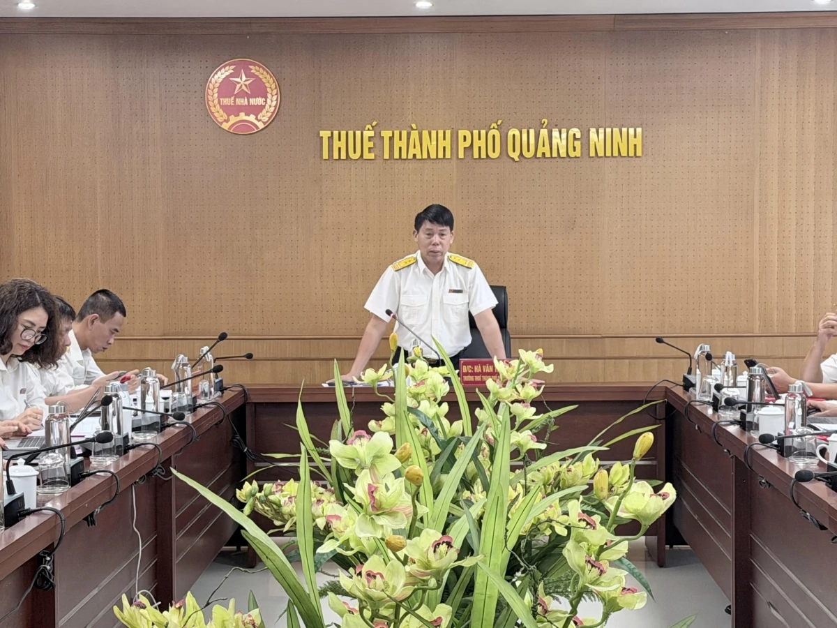 Trưởng Thuế TP. Quảng Ninh Hà Văn Trường chỉ đạo công tác thu ngân sách những tháng cuối năm