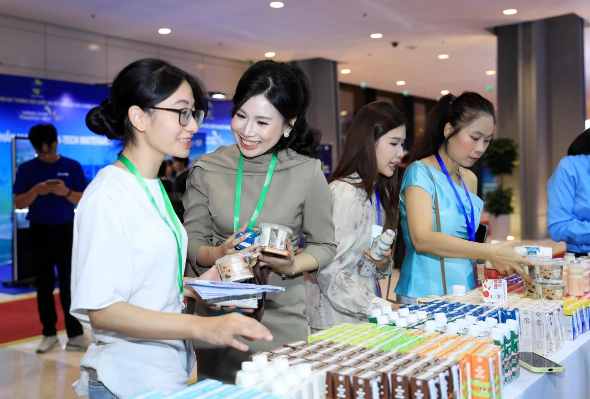Vinamilk 18 năm đạt Thương hiệu Quốc gia 18 năm đạt Thương hiệu Quốc gia và hành trình không ngừng nâng chuẩn Vinamilk