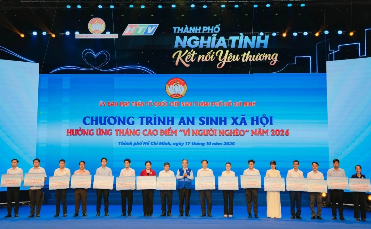TP. Hồ Chí Minh trao 750 thẻ bảo hiểm y tế cho người khó khăn trong chương trình an sinh xã hội